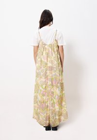Maxikleid aus leichtem, floralen Stoff in zarten Pastellfarben von Pink, Gelb und Grün. Verstellbare Träger und lockere Passform.