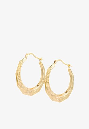 Pendientes de aro dorados con forma octagonal, que presentan una superficie texturizada y acentos decorativos en el borde exterior.