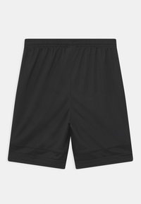 Shorts deportivos negros con cinturilla elástica, textura suave y un diseño simple. Presentan una longitud media y sin patrones visibles.