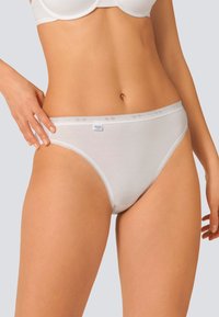 Slip hipster in cotone bianco con una superficie liscia, bordino in pizzo lungo il cinturino e una piccola etichetta del marchio sul davanti.