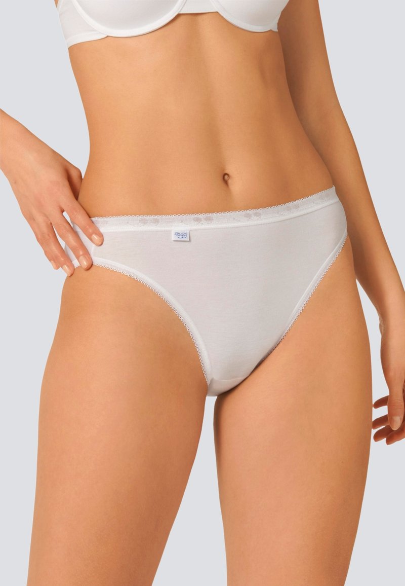 Slip hipster in cotone bianco con una superficie liscia, bordino in pizzo lungo il cinturino e una piccola etichetta del marchio sul davanti.