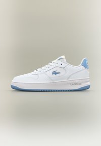 Hvit lær sneakers med lyseblå detaljer, rund tupp, flat snøring, teksturerte sidepaneler, og gummisåle med mønster.