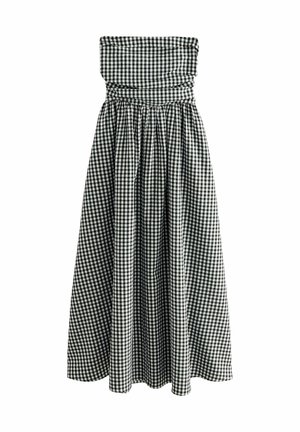 Svartvit rutig strapless-klänning med smockad bodice och rynkad kjol, tillverkad av lättviktigt tyg, knälång design.