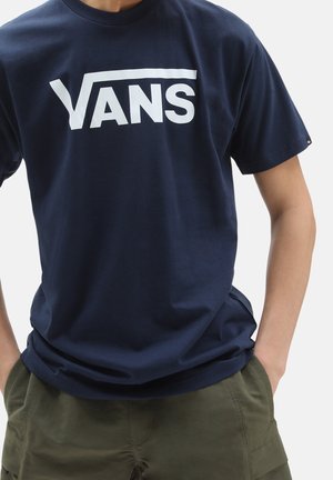 Laivastonsininen puuvillainen t-paita, jossa suuri valkoinen "VANS"-logo. Lyhyet hihat, pyöreä pääntie ja rento istuvuus. Materiaalissa on sileä pinta.