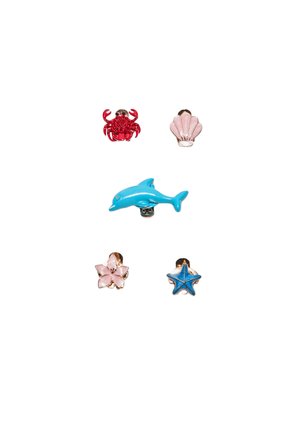 Päť farebných smaltovaných pripinákov v tvare červeného kraba, ružovej mušle, modrého delfína, ružového kvetu a modrej hviezdice na bielom pozadí.