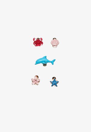 Vijf kleurrijke geëmailleerde pins in de vorm van een rode krab, een roze schelp, een blauwe dolfijn, een roze bloem en een blauwe zeester op een witte achtergrond.