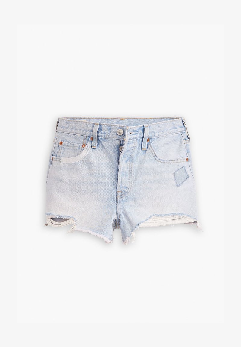 Lyseblå denim shorts med frayed kant, fem-lomme design og metalknaplukning. Har let falmning og traditionelle syninger som akcent.