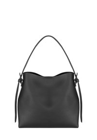 Czarna skórzana torba hobo o miękkiej fakturze, zakrzywionym wierzchu i regulowanym pasku. Charakteryzuje się minimalistycznym designem i brakiem widocznego okucia.