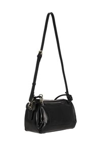 Fekete bőr kézitáska sima felülettel, strukturált formával, állítható pánttal, cipzáras záródással és díszes csomó részlettel.