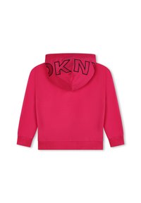 Sudadera con capucha rosa de diseño liso. Presenta un gran logo negro de "DKNY" en la capucha. Textura suave y puños y dobladillo acanalados.