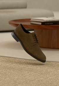 Επιλέχθηκε, dark brown