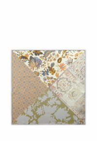 Patchwork-Stoffquadrat mit floralen und geometrischen Mustern in Beige, Blau, Creme und Grüntönen; glatte Textur, mehrere Motive.