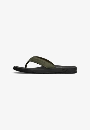 Sandale noire pour homme avec une lanière en tissu vert olive, nom de la marque embossé sur la lanière et semelle texturée, présentée en vue latérale.