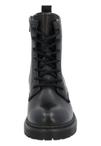 Svart läderankelboot med snörning framtill, rund tå, stadig svart gummisula och dragflik bak, med en slät textur.