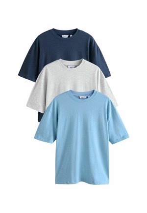 Drei kurzärmlige T-Shirts in Marineblau, Hellgrau und Hellblau. Jedes hat einen runden Ausschnitt und eine lockere Passform, gefertigt aus weichem Baumwollstoff.