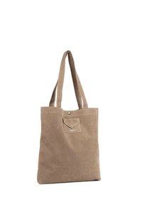 Borsa tote in camoscio beige con due spallacci, una tasca frontale con chiusura a scatto e un design minimalista.