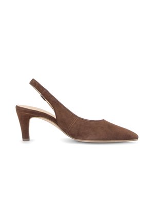 Zapato de ante marrón de punta afilada, tipo slingback, con tacón alto y delgado de altura media y suela lisa sobre fondo blanco.