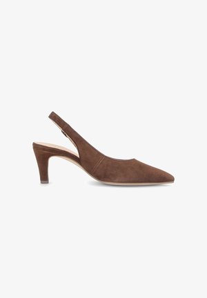 Zapato de ante marrón de punta afilada, tipo slingback, con tacón alto y delgado de altura media y suela lisa sobre fondo blanco.