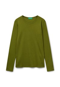 Olivově zelené tričko s dlouhým rukávem a kulatým výstřihem s malým logem blízko lemu, položené na bílé pozadí.