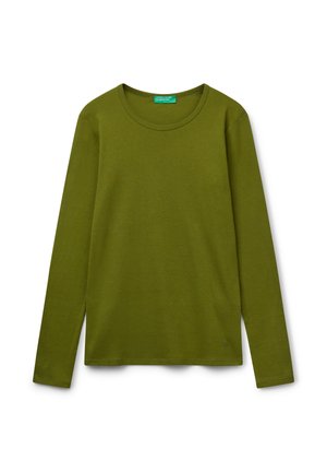 T-shirt à manches longues couleur vert olive, avec un petit logo près de l'ourlet, posé à plat sur un fond blanc.
