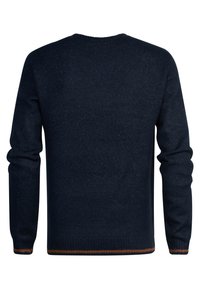 Marineblauer Strickpullover mit langen Ärmeln, ausgestattet mit einem strukturierten Muster und einem gerippten Saum, der mit Orange akzentuiert ist. Klassisches Rundhals-Design.