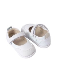Scarpe Mary Jane bianche realizzate in materiale sintetico liscio, con una fascia in velcro, punta arrotondata e suola testurizzata. Sottile marchio sul tallone.