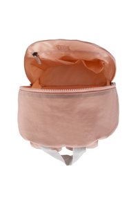 Rosa tygryggsäck med rund form, öppen för att avslöja ett ljust inre och en sidoficka. Har dragkedjestängning och vit rem.