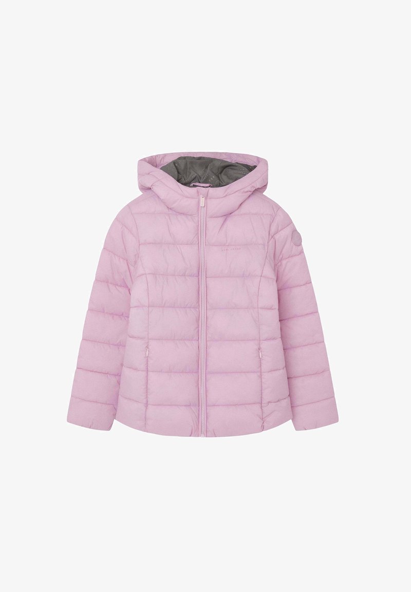 Rosa vadderad jacka med huva, med dragkedja fram, två sidofickor och en quiltad textur. Inredningen är grå med ett subtilt mönster.