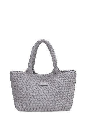 Sac cabas gris tissé avec poignées arrondies et petite étiquette rectangulaire de la marque au centre devant.