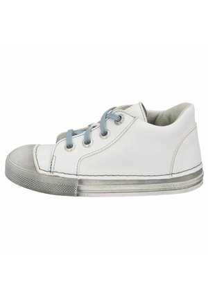 Weißer Sneaker mit niedrigem Schaft, hellblauen Schnürsenkeln, grauer Gummikappe vorne und Sohle, seitlichen Ziernähten, freigestellt vor weißem Hintergrund.