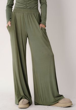 - Spodnie materiałowe