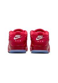 Sneakersy Nike Air w jaskrawoczerwonym kolorze z białym logo, wyposażone w teksturowaną wyściółkę, gładką cholewkę i przezroczystą niebieską podeszwę zewnętrzną.