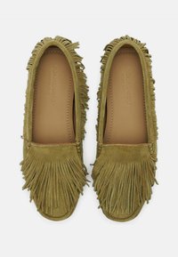 Olivengrøn nubuck sko med struktureret frynsedetalje langs de øverste kanter, rund tådesign og en glat inderside.