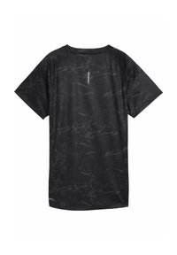 Camiseta deportiva negra con un patrón texturizado, mangas cortas, escote redondo y un pequeño detalle de logo cerca de la parte central de la espalda.
