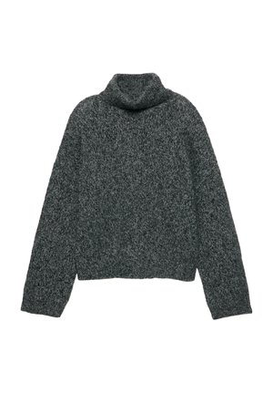 Pulover gri tricotat, cu guler înalt pliat, mâneci lungi și un design ușor scurtat. Prezintă un material texturat și confortabil.