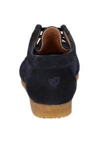 Navy Wildlederschuh mit abgerundetem Rücken, hellbraunen Einlegesohlen und einer strukturierten Gummisohle. Mit einem geprägten Blattlogo an der Ferse.