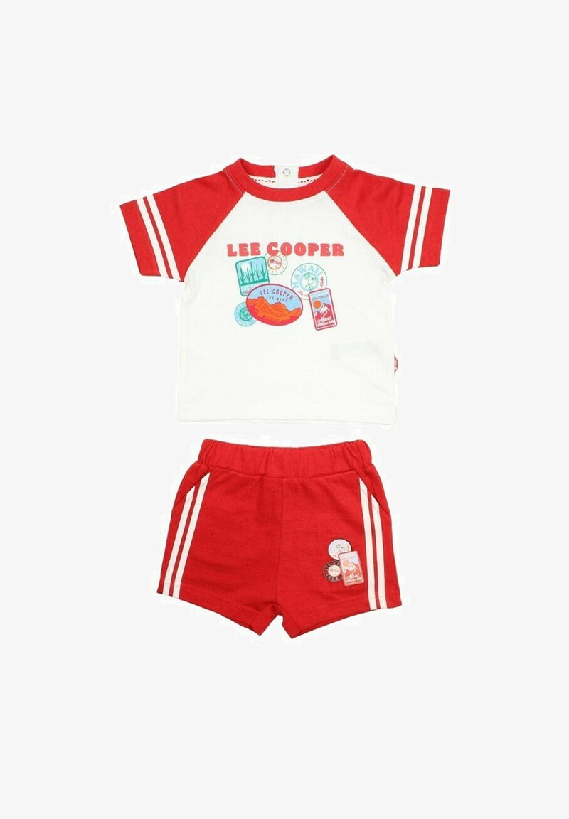 T-shirt à manches courtes rouge et blanche avec des imprimés graphiques et des rayures blanches sur les manches, assortie à un short rouge avec des rayures sur les côtés et des écussons.