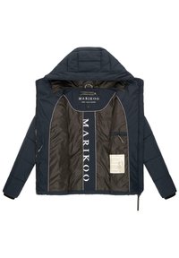 Marineblauwe gewatteerde jas met capuchon, voorzien van een doorgestikt ontwerp, binnensbranding en een ritszak aan de linkerkant.