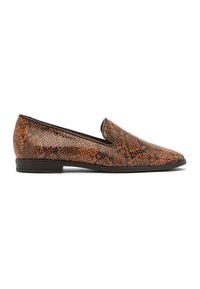 Bruine loafers met een schubbenpatroon van slangenhuid, met een gladde textuur, puntige neus en minimalistisch ontwerp. Heeft een lage hak en een zachte voering.