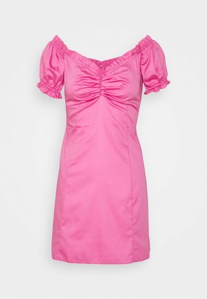 Pink kort kjole med rynket rund halsudskæring, puffede korte ærmer og tætsiddende silhuet på ensfarvet baggrund.