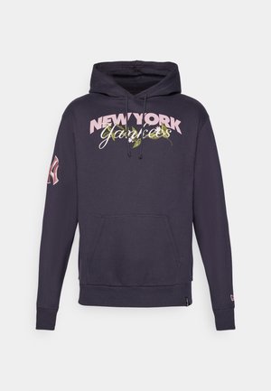 Hettegenser i mørk marineblå, med "NEW YORK Yankees" i rosa og grønn tekst, frontlomme og brodert logo på venstre erm.