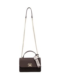 Borsa in pelle marrone e suede con una catena dorata, manico superiore e un accento decorativo in nastro attaccato al manico.
