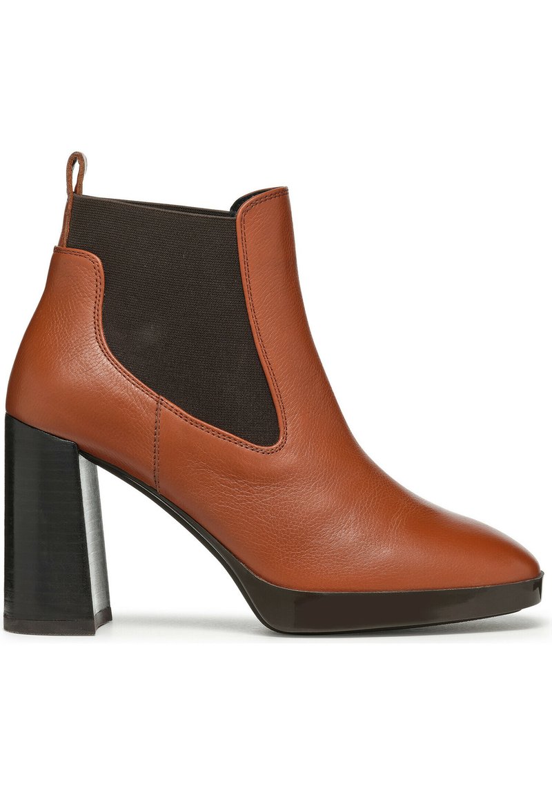 Bottine en cuir marron avec panneau latéral élastique noir, talon carré, bout rond et tirant à l'arrière.