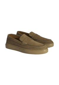 Braune Wildleder-Loafer mit einem Mokassin-Design, das eine gestickte Zehenkappe und eine Gummisohle aufweist. Einfacher Slipper-Stil mit einer abgerundeten Form.