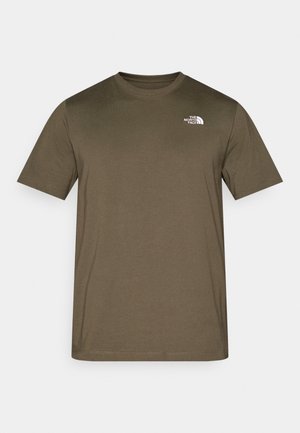 Olívazöld rövid ujjú póló puha anyagból, fehér logóval a bal felső részen. Kerek nyakú, normál szabású, sima textúra.