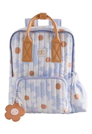 Hellblauer, gesteppter Rucksack mit weißen und braunen Gänseblümchenmustern, beigen Griffen, Vordertasche, Seitentasche und einem schlüsselanhänger in Blumenform.