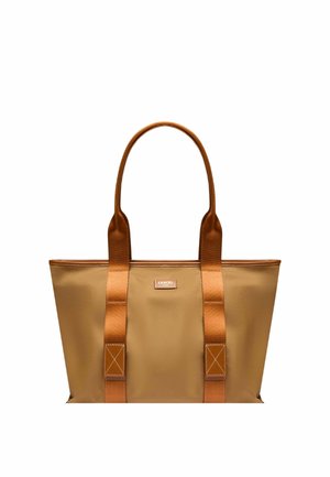 Sac fourre-tout beige avec de larges poignées et bretelles en tissu marron, avec une petite étiquette rectangulaire sur le devant.
