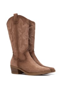 Botas vaqueras de ante marrón con costuras de estilo western, punteras puntiagudas y un tacón bajo y apilado. La parte superior presenta patrones decorativos.