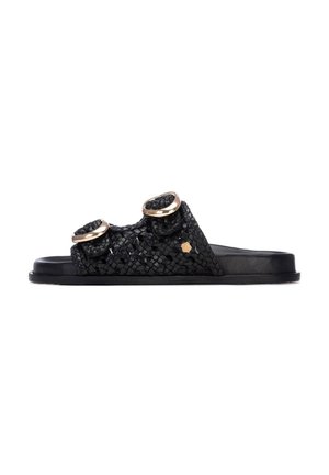 Sandalias negras tejidas con dos detalles circulares de metal, perfil bajo y parte superior texturizada. Suela suave para comodidad y durabilidad.