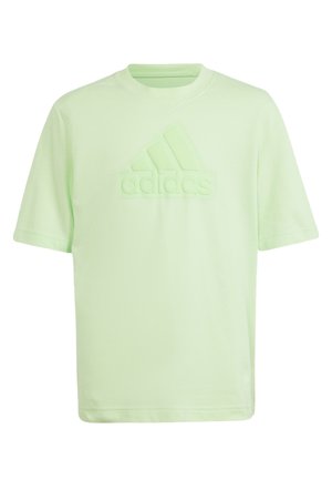 Camiseta Adidas verde claro, de mangas cortas, con cuello redondo, que presenta un logo en relieve en la parte delantera. Tela suave, corte relajado, diseño minimalista.